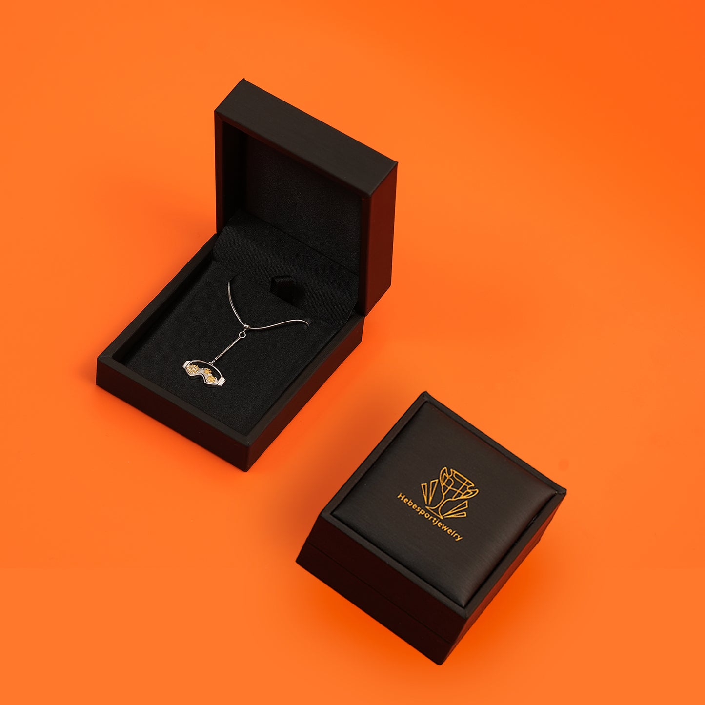Collier avec pendentif volant de badminton HEBE et chaîne croisée réglable