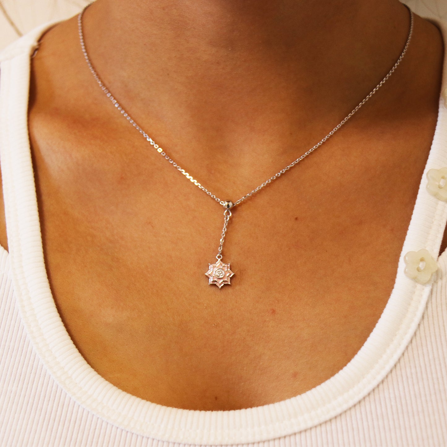 Collier avec pendentif volant de badminton HEBE et chaîne croisée réglable