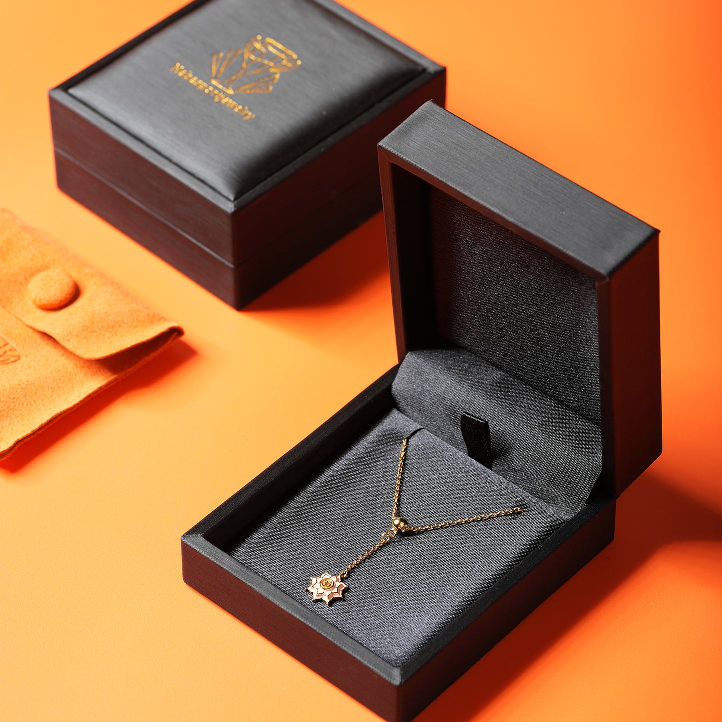 Collier avec pendentif volant de badminton HEBE et chaîne croisée réglable